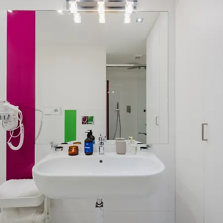 Апартаменты Days - Three-bedroom Loft With Fireplace In Pop-art Style Прага