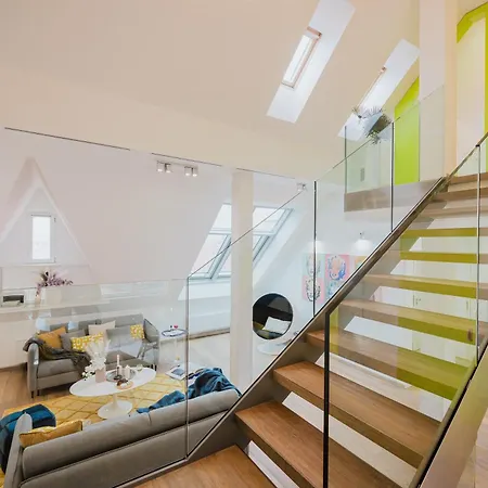 Days - Three-bedroom Loft With Fireplace In Pop-art Style
