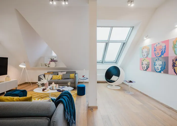 Days - Three-bedroom Loft With Fireplace In Pop-art Style