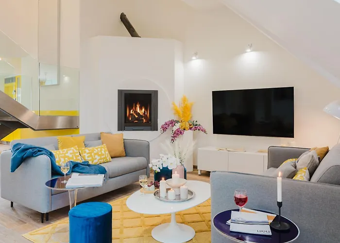 Days - Three-bedroom Loft With Fireplace In Pop-art Style דירה פראג