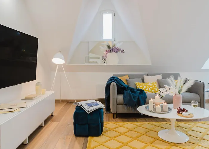 Days - Three-bedroom Loft With Fireplace In Pop-art Style * פראג
