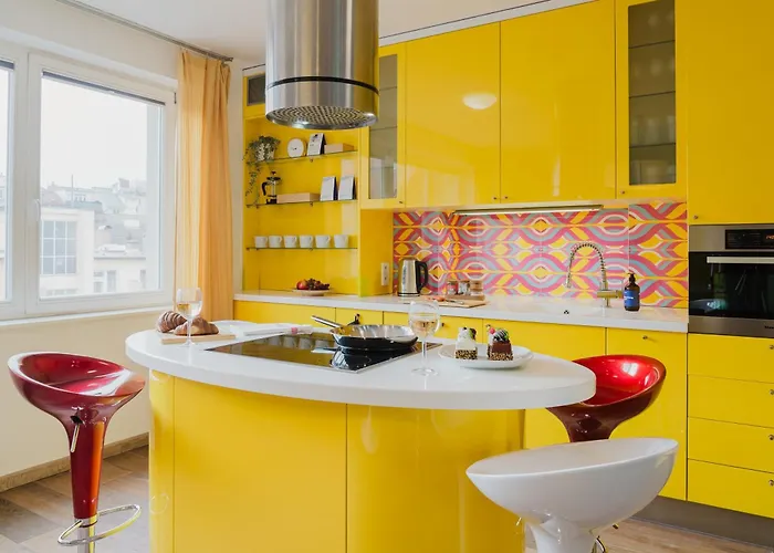 Days - Three-bedroom Loft With Fireplace In Pop-art Style פראג