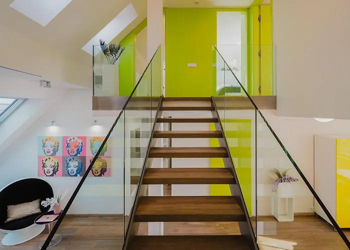 Days - Three-bedroom Loft With Fireplace In Pop-art Style פראג