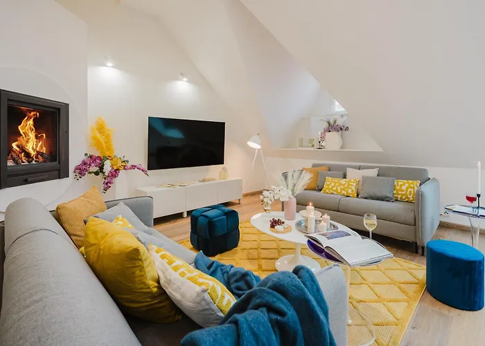 Days - Three-bedroom Loft With Fireplace In Pop-art Style * פראג