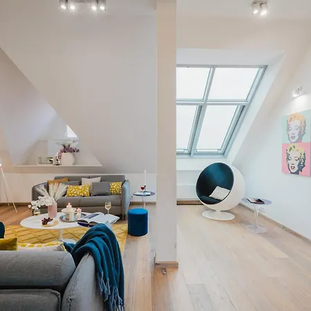 Days - Three-bedroom Loft With Fireplace In Pop-art Style