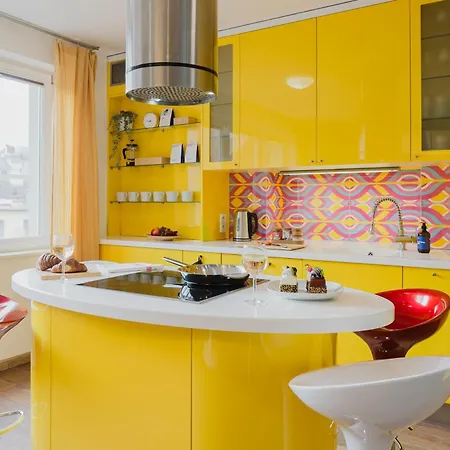 Days - Three-bedroom Loft With Fireplace In Pop-art Style Praha