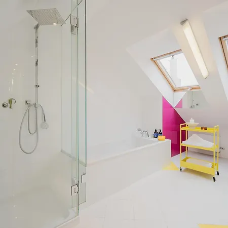 Days - 3bdr Attic Loft-style - Fireplace - Center Apartment *