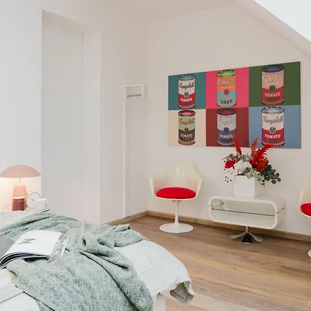 Days - Three-bedroom Loft With Fireplace In Pop-art Style