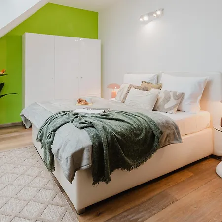 Days - Three-bedroom Loft With Fireplace In Pop-art Style *